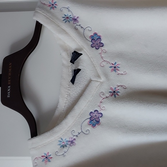 Basic Editions long sleeve sweatshirt white w/flower design 2x - Picture 4 of 10